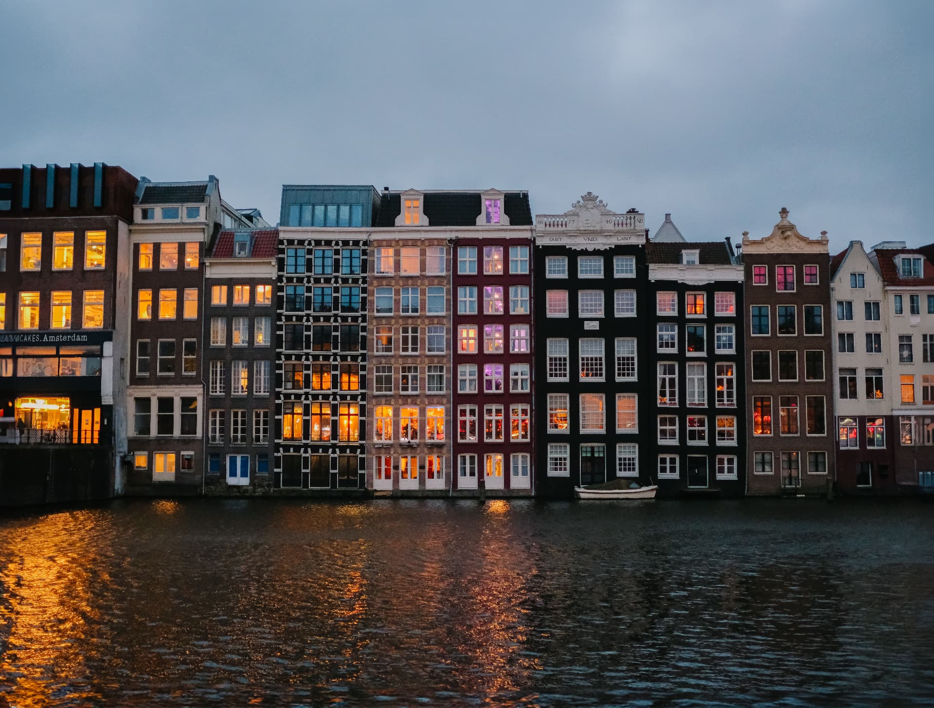 Amsterdamse grachtenpanden in de avond